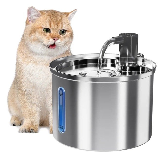 Fonte de aço inox Newpet com bica, bomba preta e janela azul de nível de água, ao lado de um gato