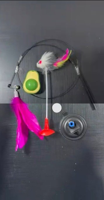 Kit com varinha de penas e ratinho, base de ventosa e suporte em formato de abacate com bolinha de catnip