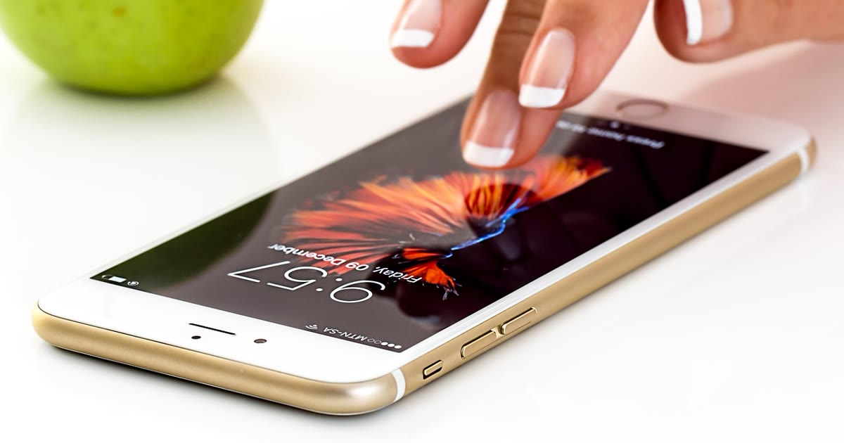 Tutor consultando aplicativo de localização de pet no celular