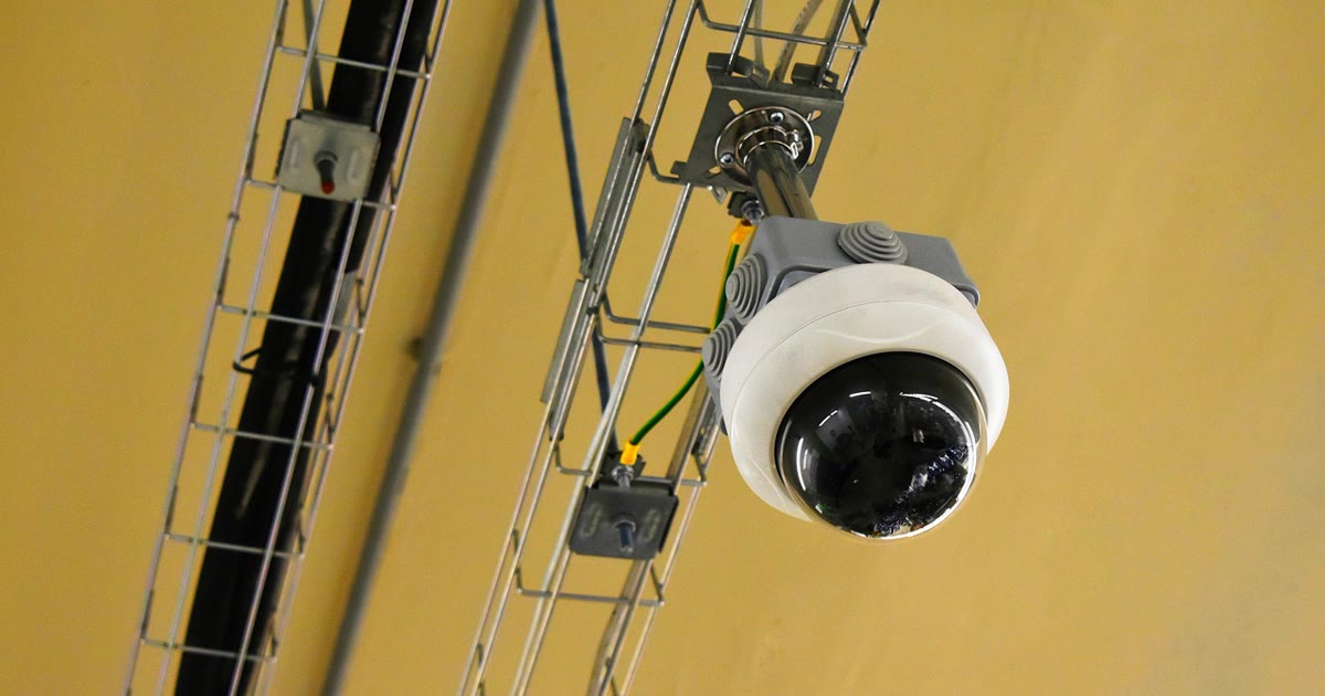 Câmera de monitoramento doméstica voltada para acompanhar cães e gatos